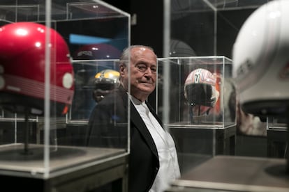 El coleccionista Rafael Tous, junto a la obra 'Avenida de la Victoria' de Francesc Torres (1991), en el Macba.