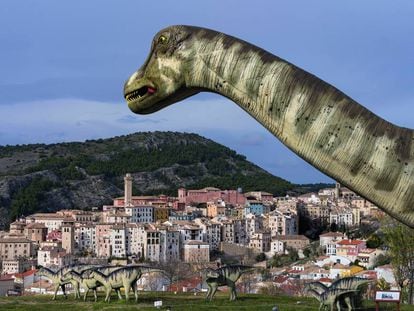 Vista de Cuenca desde el Museo Paleontólogico de Castilla-La Mancha, con sus reproducciones de dinosaurios.