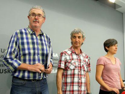 Txiki Muñoz, primero a a izquierda, durante la rueda de prensa de ELA este lunes, en Bilbao.