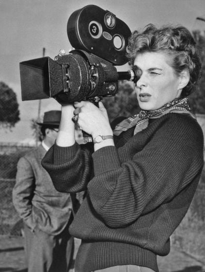 Ingrid Bergman en el 'set' de rodaje de 'Siamo donne' en 1953, donde también participa la actriz italiana Anna Magnani.