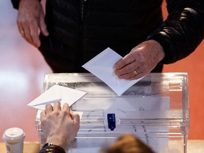 Un hombre depositaba el día 18 su voto en las elecciones gallegas en un colegio de Santiago.