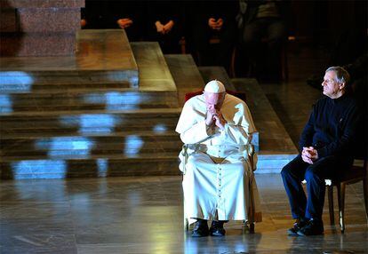 El papa Francisco y el padre Luigi Ciotti, de la asociación católica Libera, en la iglesia de San Gregorio de Roma, en un encuentro con familiares de víctimas de la mafia en 2019.