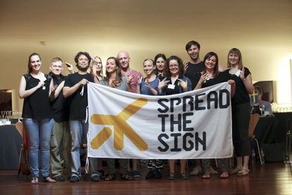 Un grupo de trabajo, formado por personas de diferentes países, que elabora el proyecto de diccionario 'Spread the Sign'.