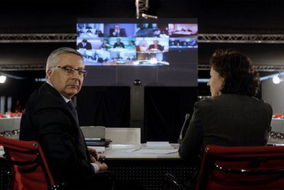 El ministro de Fomento, José Blanco, en una reunión por videoconferencia con los responsables de Transportes de la UE.