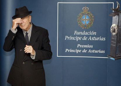 El cantante y escritor Leonard Cohen posa al inicio de la rueda de prensa ofrecida en Oviedo.