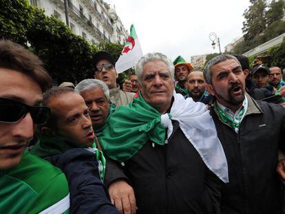 Mustafá Buchachi, en abril en una manifestación del Hirak en Argel. 