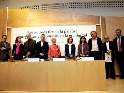 De izquierda a derecha: Javier Sierra, Blanca Berasategui, Rodrigo Fresán, Lorenzo Silva, Milagros del Corral, Julia Navarro, Elvira Lindo, Julio Llamazares, Juan Cruz y Joaquín Álvarez de Toledo.