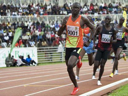 David Rudisha lidera el 800m de los trials keanianos en Nairobi. 