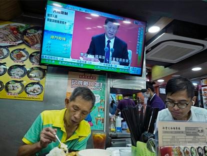 Un televisor de un local en Hong Kong emitía la intervención del presidente chino Xi Jinping, este miércoles desde Shenzhen.