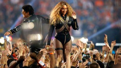 Beyoncé junto a Bruno Mars en su actuación en la Super Bowl 2016.