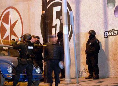Miembros del Ejército y la policía custodian los alrededores de las instalaciones de la cadena Televisa en Monterrey.