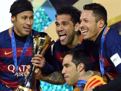 Neymar, Alves, Adriano y Bravo con la Copa del Mundial de Clubes.