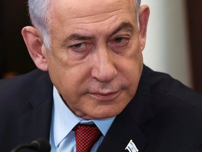 El primer ministro israelí, Benjamín Netanyahu, asiste a la reunión semanal del gabinete en la oficina del primer ministro, en Jerusalén (Israel), el pasado domingo.