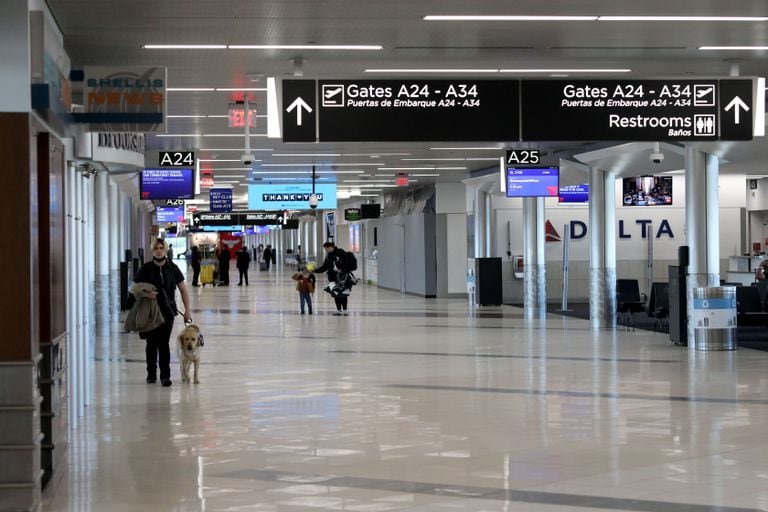 Una terminal vacía en el aeropuerto de Atlanta, este lunes.