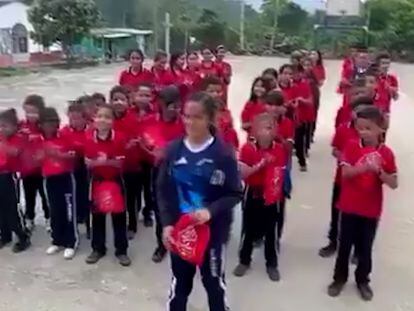 Niños del Centro Educativo Rural de El Recreo agradecen al Frente 33 de las FARC por los útiles escolares.