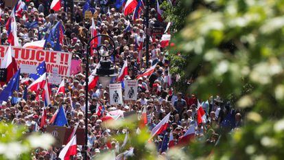 La marcha de la oposición en Varsovia este domingo.