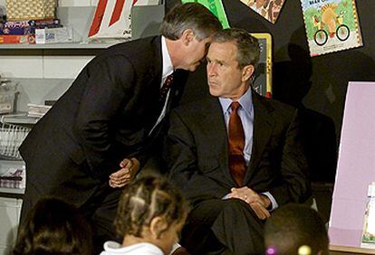 El presidente Bush no da crédito a las explicaciones que le ofrece uno de sus ayudantes sobre el segundo avión lanzado contra las Torres Gemelas.