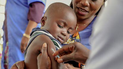 Un niño recibe la vacuna del sarampión en una campaña de vacunación de Unicef en Impfondo (República Democrática del Congo), en 2019.
