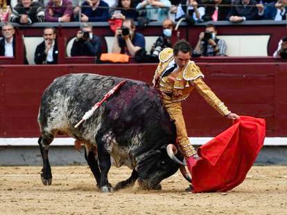Álvaro de la Calle, al natural, ante el bravo toro de Victoriano del Río.