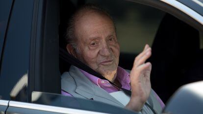 El rey emérito Juan Carlos, en agosto de 2019, a la salida del Hospital Universitario Quirón, en Pozuelo de Alarcón (Madrid).
