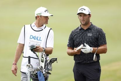 Jon Rahm junto a su caddie.