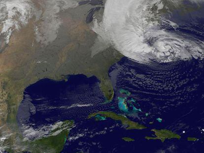 El hurac&aacute;n Sandy, sobre la costa Este de Estados Unidos, en una imagen de sat&eacute;lite tomada el lunes por la ma&ntilde;ana.