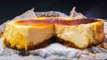 Una buena tarta de queso es firme en los bordes y más cremosa y suave hacia el centro.