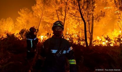 Dos bomberos, en el frente de un incendio cerca de Belin Beliet, al sur de Burdeos (Francia), el 10 de agosto.