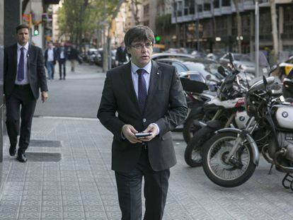 Arribada del president de la Generalitat, Carles Puigdemont, a Catalunya R&agrave;dio.