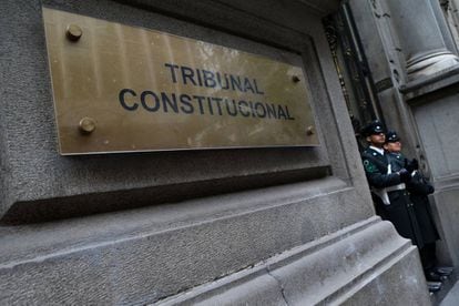 Guardia en el Tribunal Constitucional, donde se discute la legalidad de un proyecto de ley que permitir&iacute;a abortos en ciertos casos en Chile.