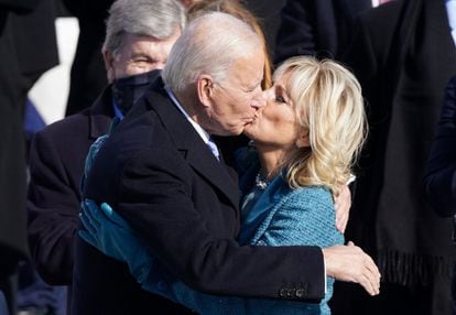 Joe Biden y su esposa Jill se besan después de tras el juramento que le convierte en el 46º Presidente de los Estados Unidos. 