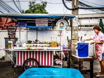 Un puesto de comida callejera en Bangkok (Tailandia).