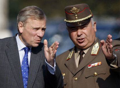 El secretario general de la OTAN, Jaap de Hoop Scheffer, con el jefe del Estado Mayor Húngaro, en Budapest.