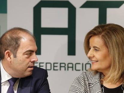 Lorenzo Amor, presidente de ATA junto a la ministra de Empleo, Fátima Báñez.