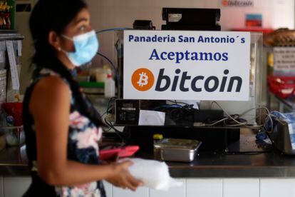 Una mujer compra alimentos en un establecimiento que acepta pagos en bitcoin en Santa Tecla (El Salvador) el pasado 16 de junio.