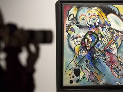 Un fotógrafo toma imágenes de 'Dos óvalos', de Vassily Kandinsky.