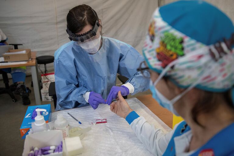 Un sanitario realiza test rápidos de diagnóstico a los trabajadores del SUMMA durante una guardia de 24 horas en Madrid, el pasado abril.