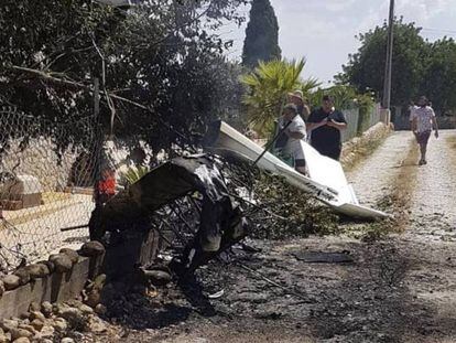 En foto, imagen del accidente en Inca (Mallorca), en el que un helicóptero y una avioneta chocaron en el aire y murieron los siete ocupantes de las aeronaves. En vídeo, así ha ocurrido el accidente.