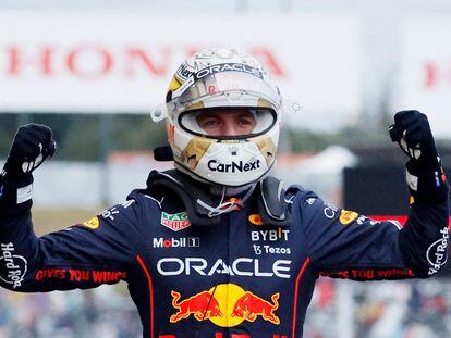 Verstappen celebra su triunfo en el GP de Japón este domingo con el que se proclama campeón del mundo de Fórmula 1.