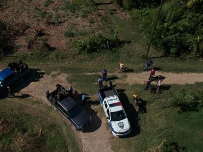 Policía hondureña y familiares de Enoc durante un operativo de búsqueda. En Video, La madre de Enoc y su abuela hablan de la tragedia.