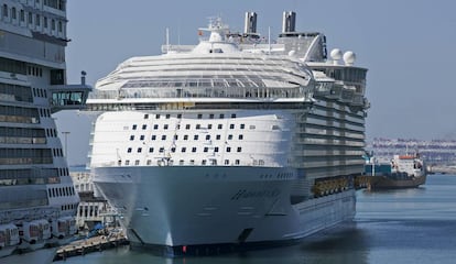 El 'Harmony of the Seas' amarrat al Port de Barcelona.