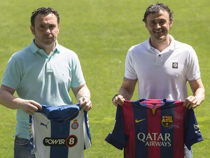 Sergio y Luis Enrique posan con las camisetas del Espanyol y del Barcelona. Foto: EFE / Vídeo: ATLAS