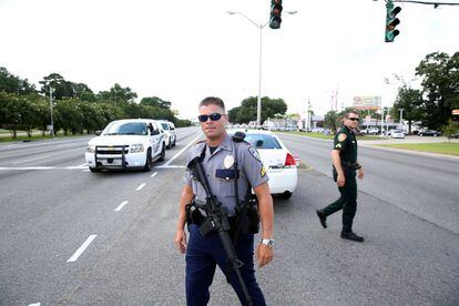 Agents de policia acordonen el lloc dels trets a Baton Rouge (Louisiana).