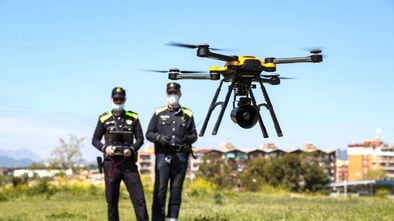 Dos policías locales de Sabadell, se entrenan para pilotar drones con los que vigilar el confinamiento, el pasado mes de abril. 