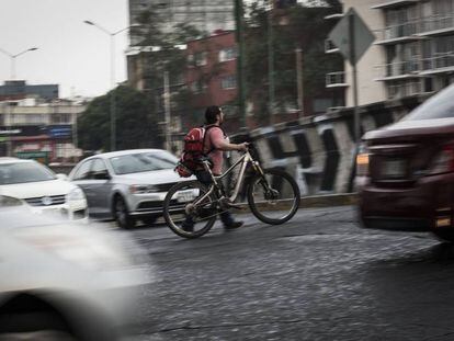 Un ciclista camina en las calles de la Ciudad de M&eacute;xico