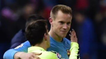 Messi saluda a Ter Stegen.