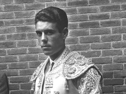 3ª CORRIDA FERIA SAN ISIDRO Madrid, 17-5-1960.-  Juan García "Mondeño" posa en el patio de cuadrillas de la plaza de las Ventas, antes de realizar el paseillo del festejo, en el que se lidiaron reses de  Atanasio Fernández