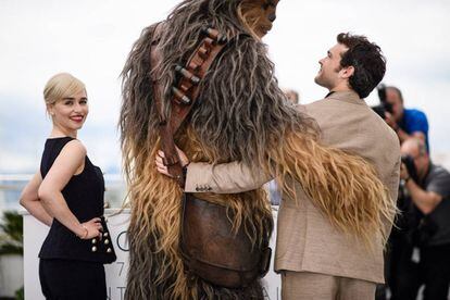 El actor estadounidense Alden Ehrenreich, la actriz británica Emilia Clarke y Chewbacca posan para los fotógrafos durante la presentación de la película 'Solo: A Star Wars Story' el 15 de mayo de 2018.