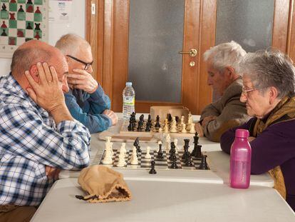 Usuarios de las actividades de ajedrez para mayores del Club Magic Extremadura, de Mérida.