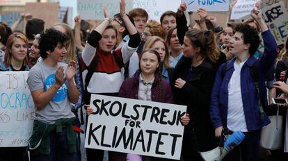 La activista Greta Thunberg lidera una concentración contra el cambio climático en París. 